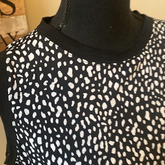 Sleeveless black and white dotted blouse Sz L, great basic to add to wardrobe - Picture 2 of 6